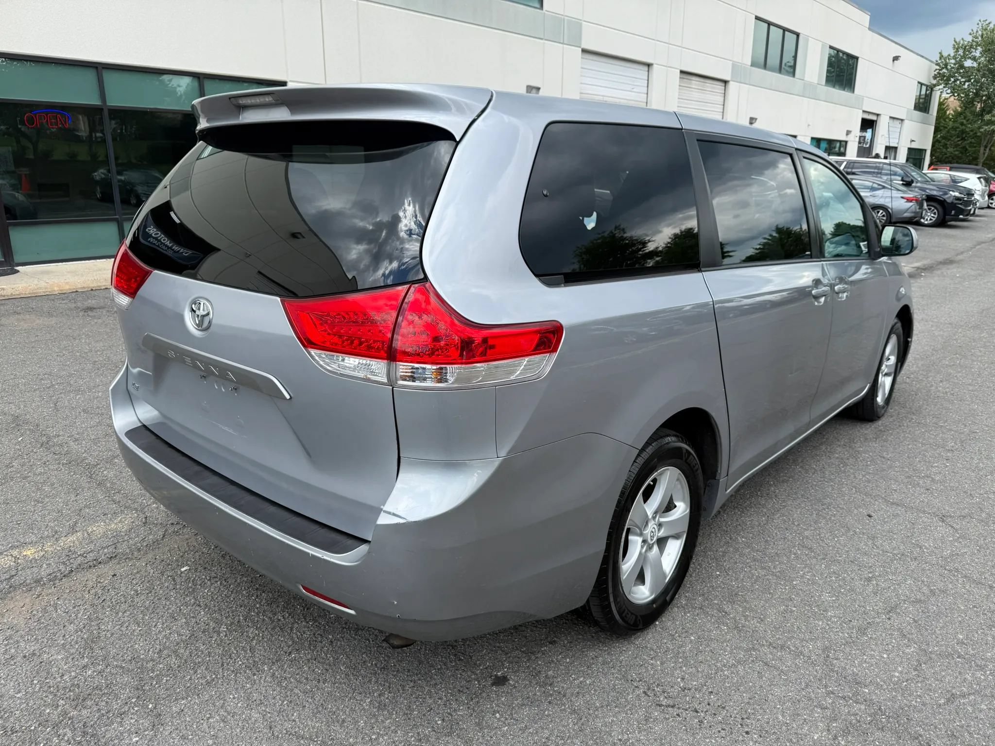 Used 2012 Toyota Sienna LE FWD image 4