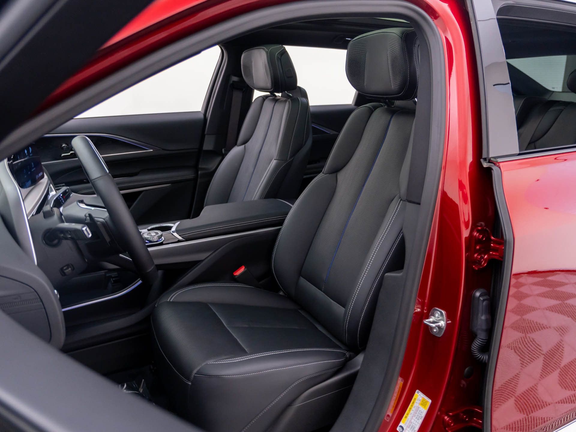 Used 2024 Cadillac Lyriq Luxury w/ LPO, Floor Liner Package image 19