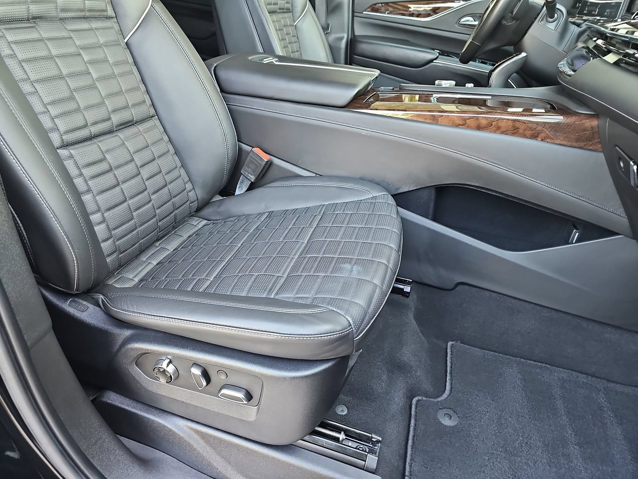 Used 2021 Cadillac Escalade Premium Luxury Platinum AWD/4WD image 10