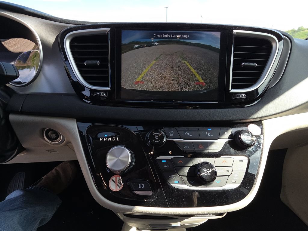 Used 2023 Chrysler Pacifica Touring-L FWD image 11