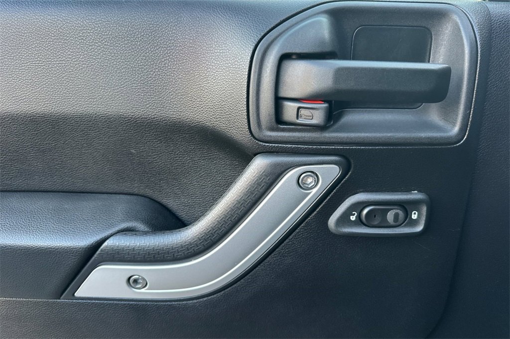 Used 2015 Jeep Wrangler Unlimited Rubicon w/ Connectivity Group image 12