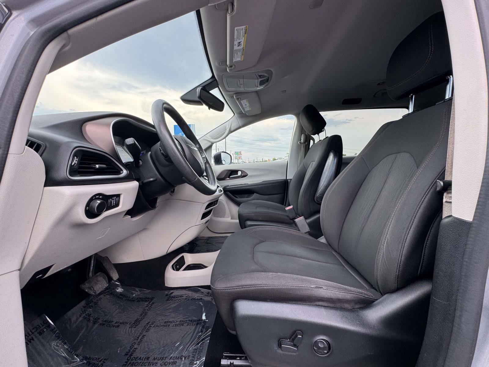 Used 2017 Chrysler Pacifica LX FWD image 23