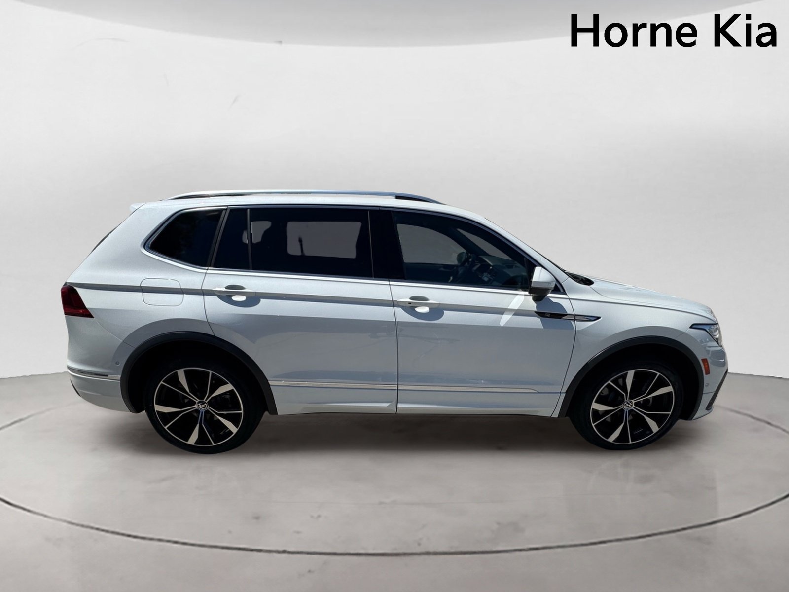 Used 2022 Volkswagen Tiguan SEL R-Line AWD/4WD image 3