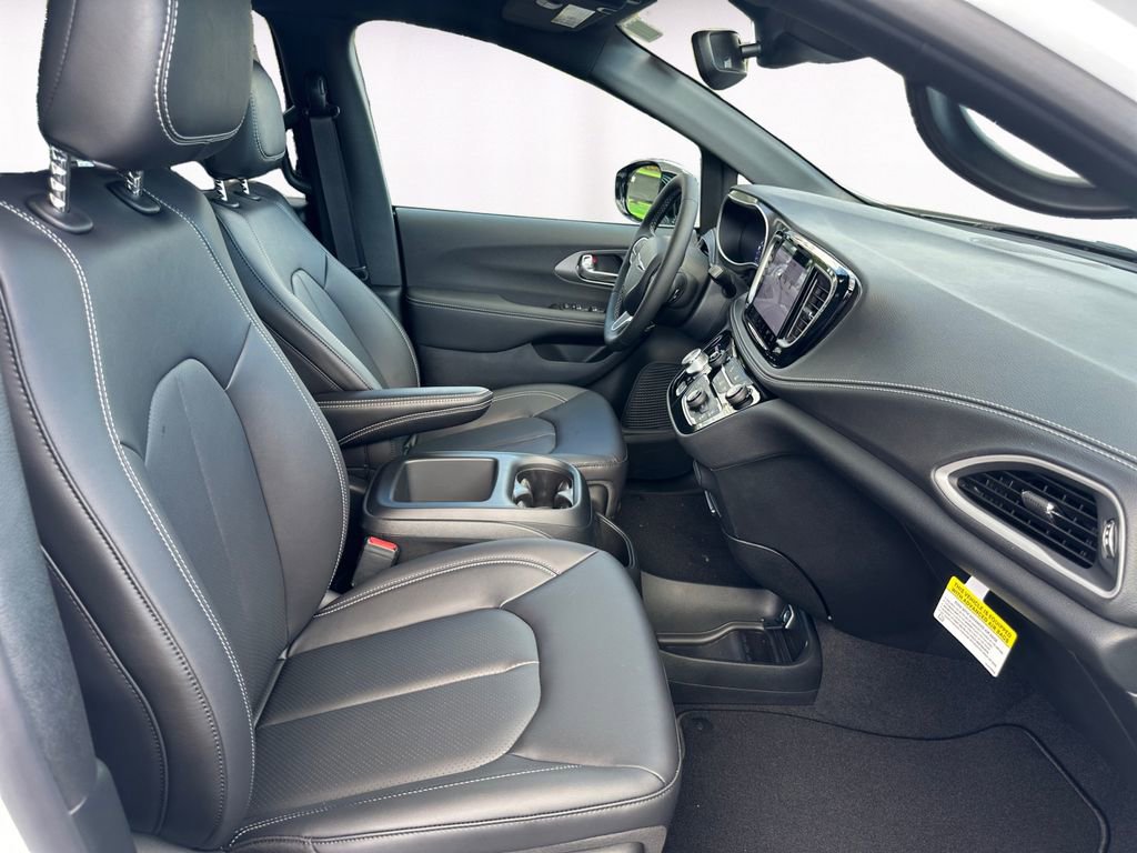 New 2026 Chrysler Pacifica Select image 15