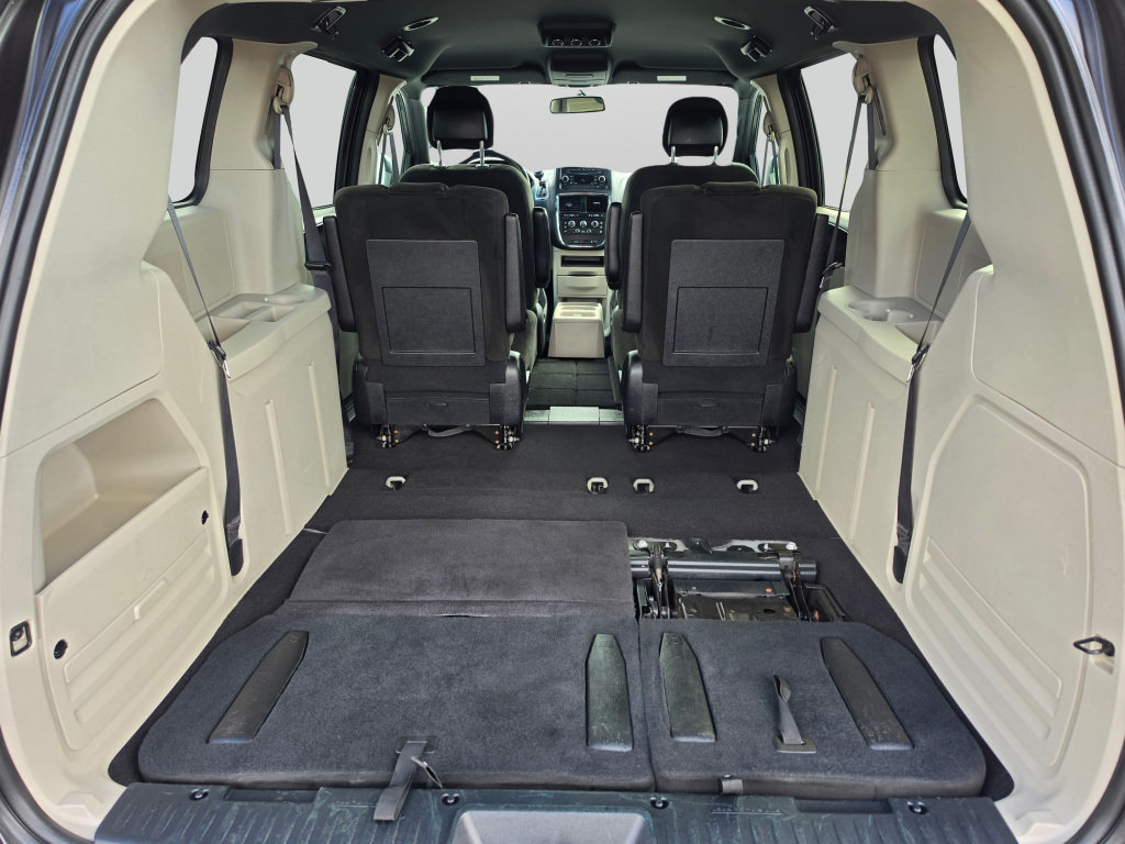 Used 2016 Dodge Grand Caravan SE FWD image 18