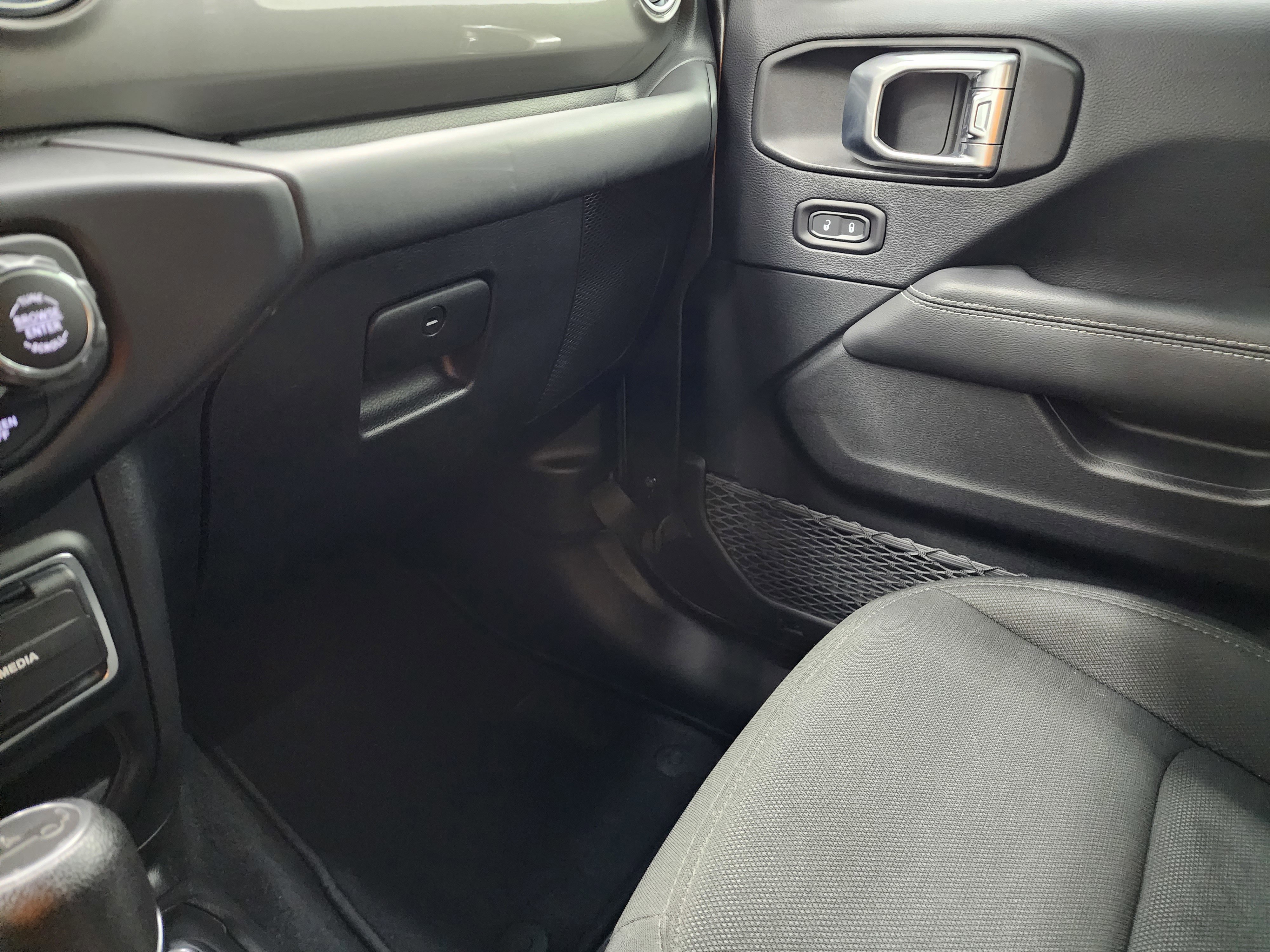 Used 2018 Jeep Wrangler Unlimited Sahara image 12