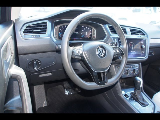 Used 2020 Volkswagen Tiguan SEL FWD image 17