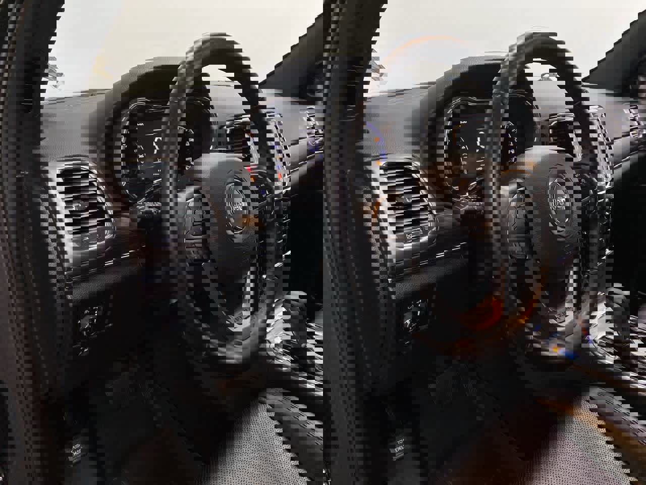 Used 2019 Jeep Grand Cherokee Limited w/ Luxury Group II image 2