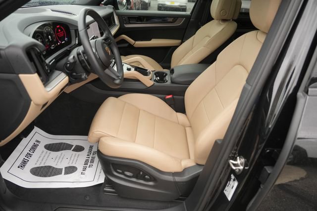 Used 2025 Porsche Cayenne Base image 9