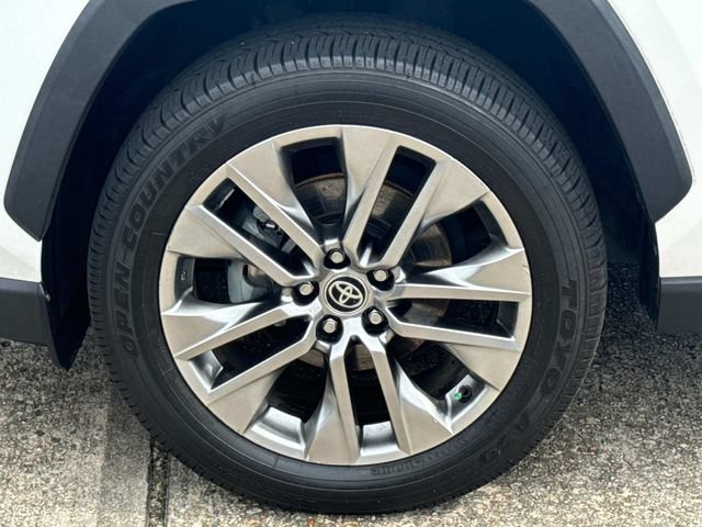 Used 2020 Toyota RAV4 XLE Premium FWD image 5