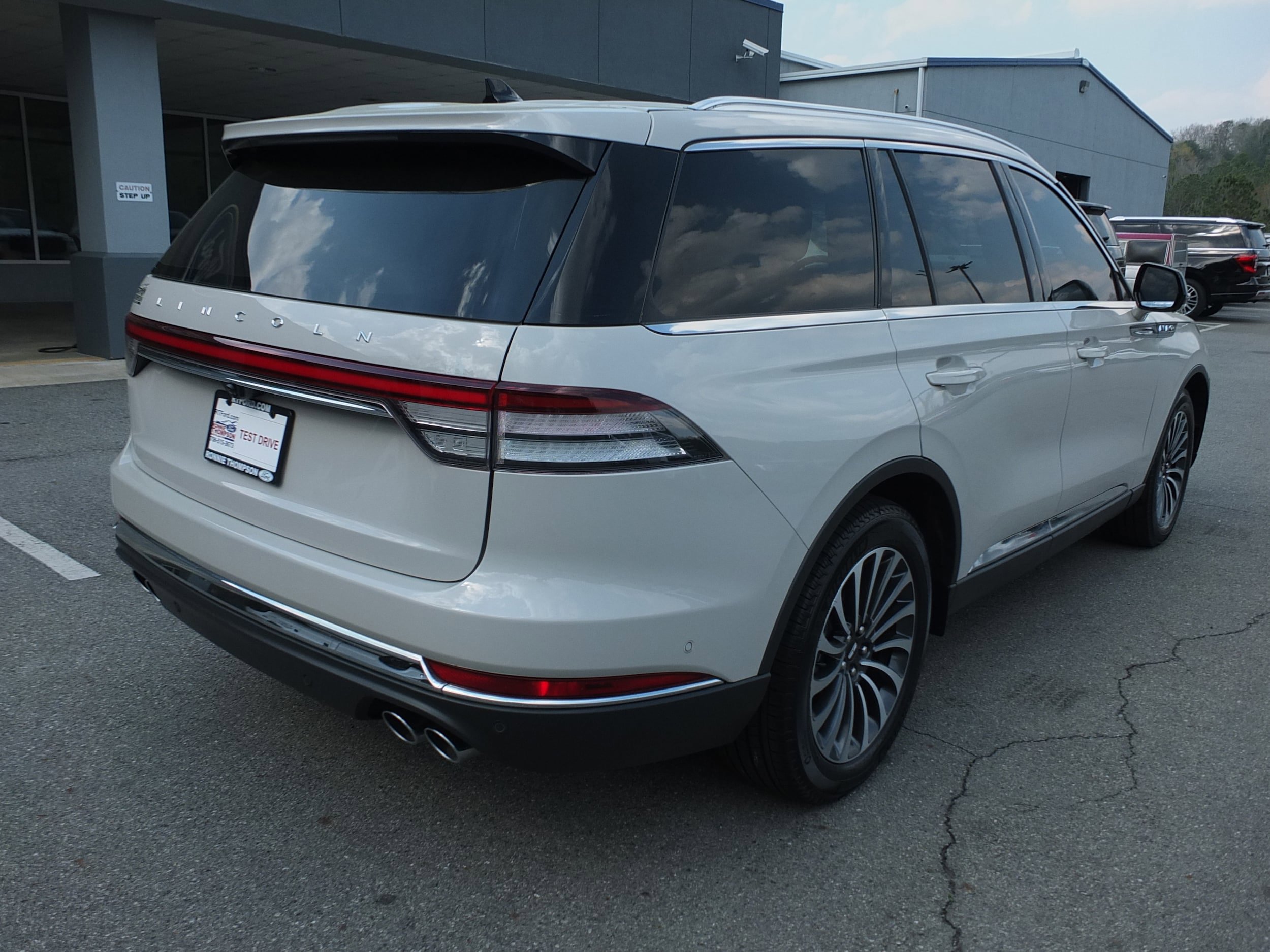 Used 2022 Lincoln Aviator Reserve w/ Equipment Group 201A image 3
