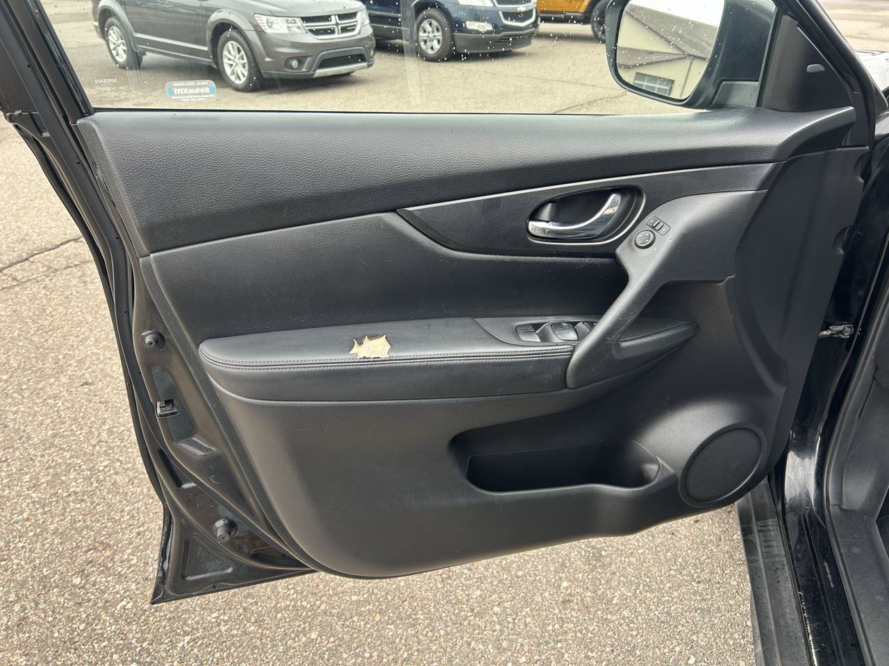Used 2017 Nissan Rogue SV AWD/4WD image 14