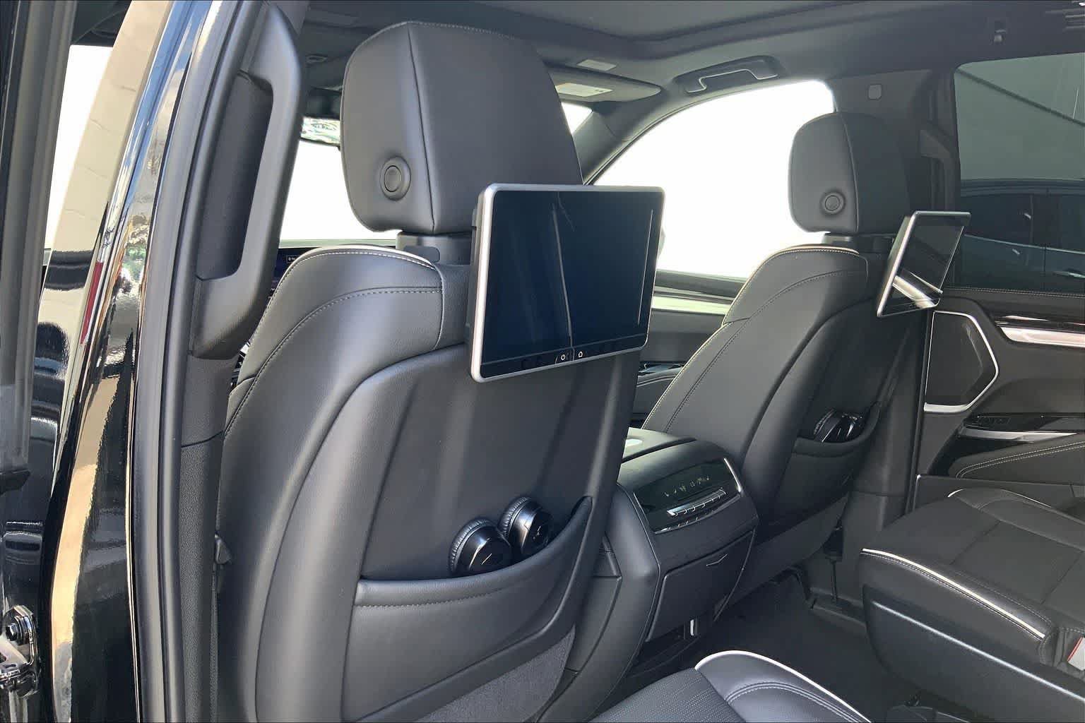 Used 2025 Cadillac Escalade Premium Luxury AWD/4WD image 12