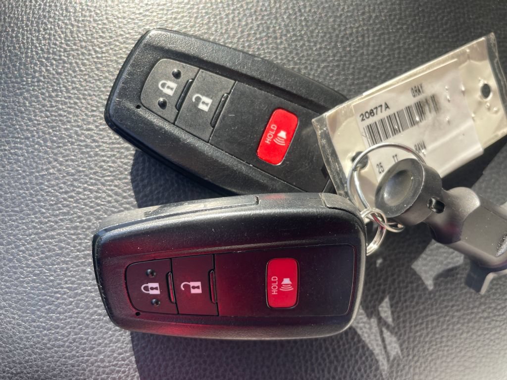 Used 2025 Toyota RAV4 XLE AWD/4WD image 29