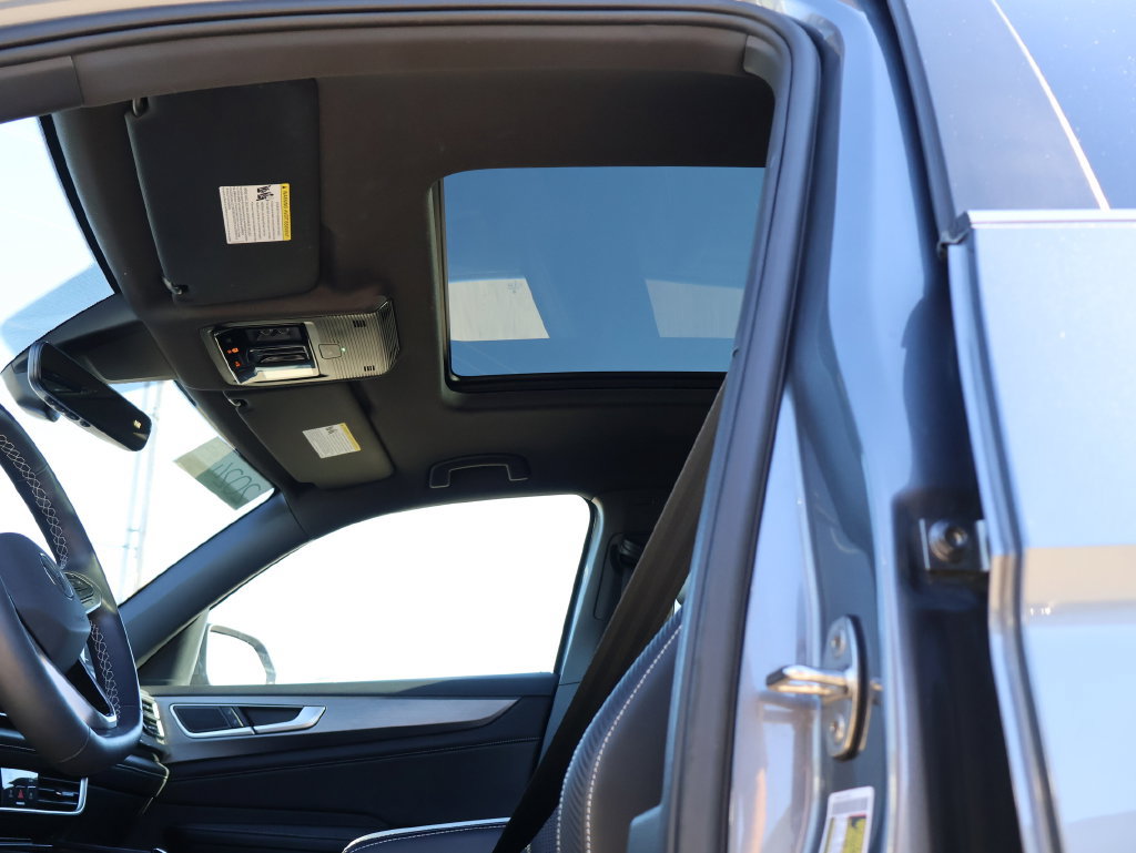 Certified 2024 Volkswagen Atlas Cross Sport SE w/ Panoramic Sunroof Package AWD/4WD image 35
