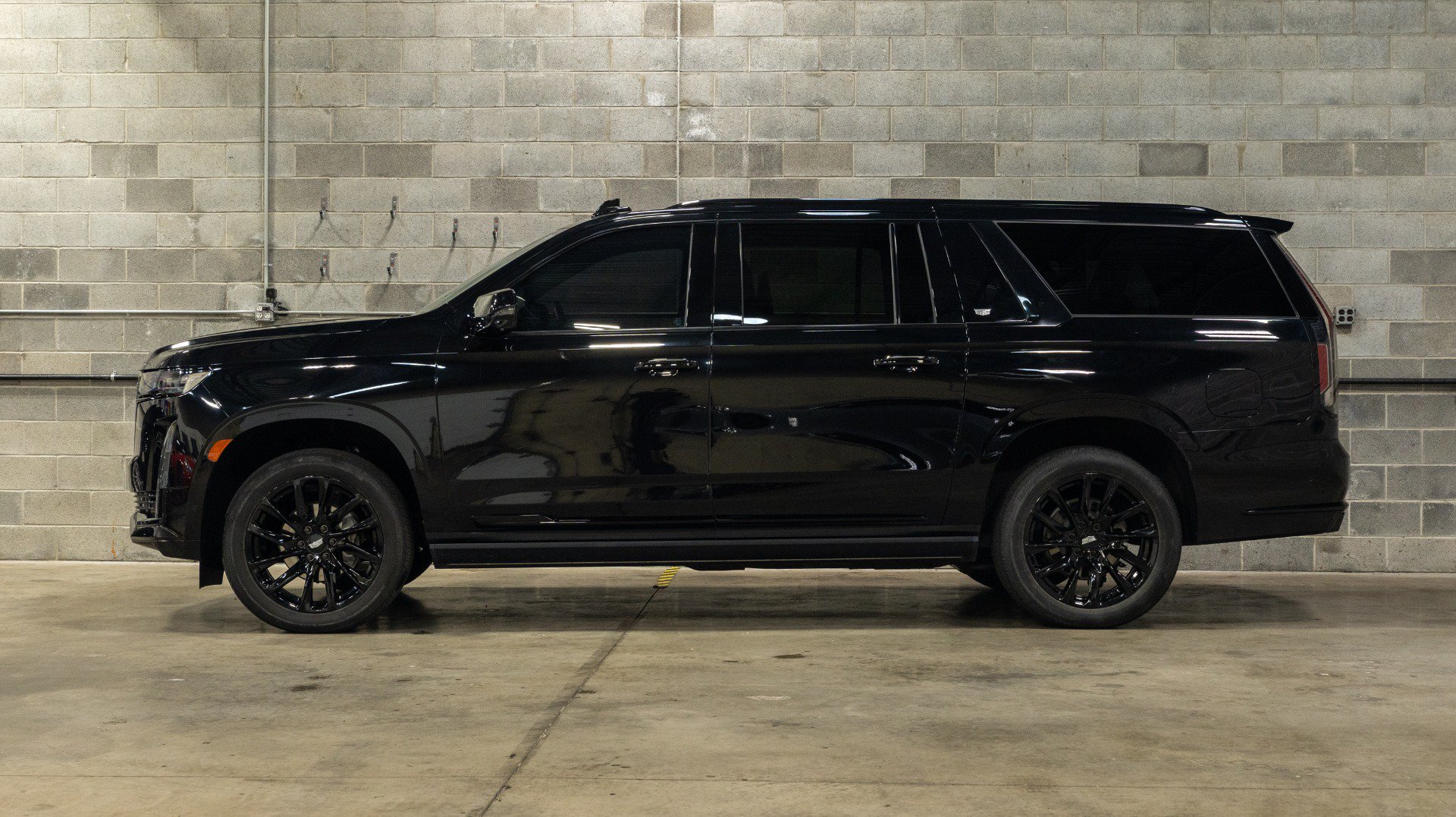 Used 2023 Cadillac Escalade ESV Sport Platinum w/ LPO, ONYX Package AWD/4WD image 4