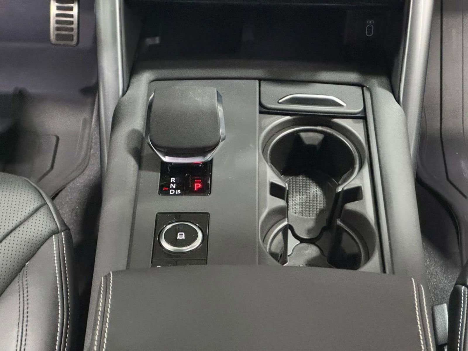 New 2026 Land Rover Discovery Dynamic SE image 16