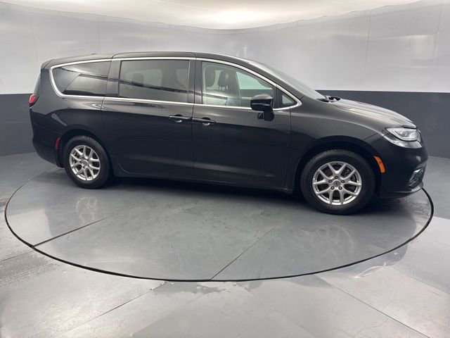 Used 2024 Chrysler Pacifica Touring-L image 10