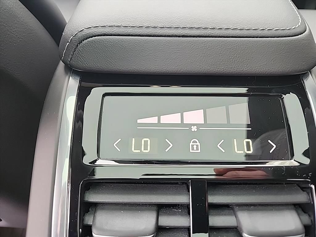 Certified 2025 Volvo XC60 B5 Ultra AWD/4WD image 30