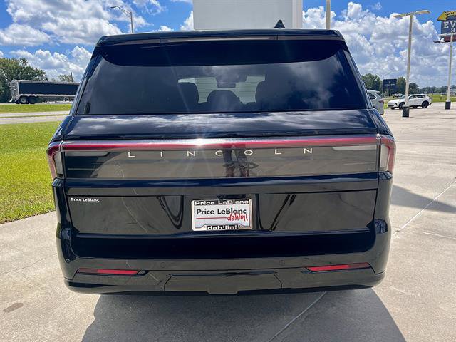 Used 2025 Lincoln Navigator Reserve AWD/4WD image 4
