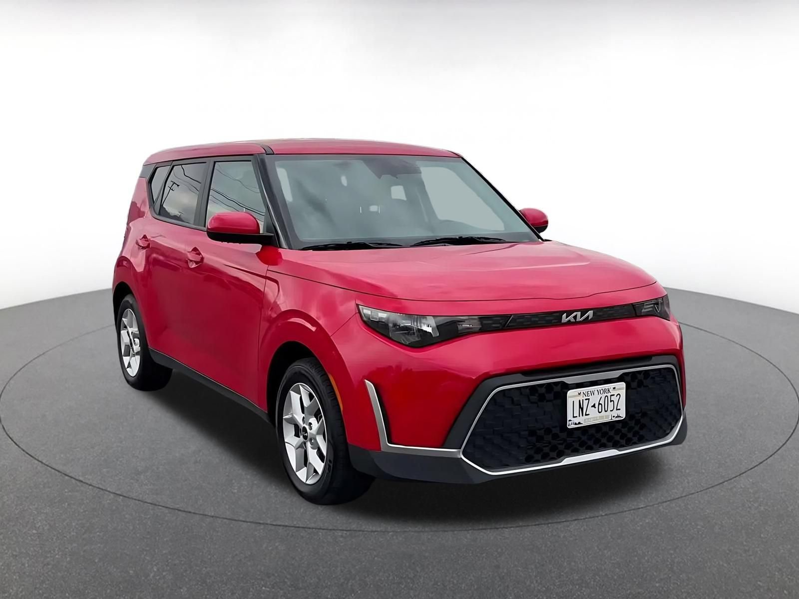 Used 2025 Kia Soul LX w/ LX Technology Package FWD image 3