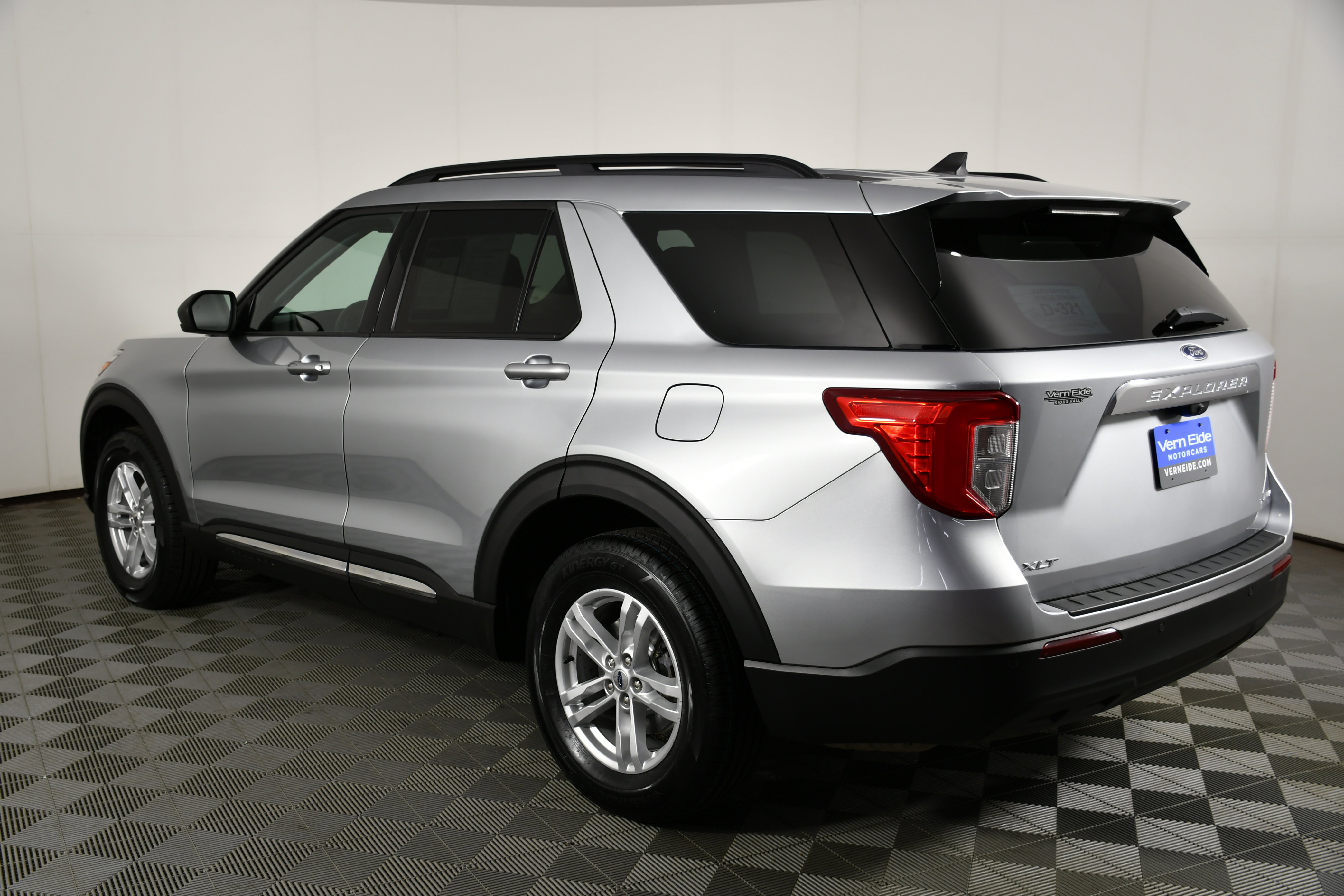 Used 2023 Ford Explorer XLT image 8