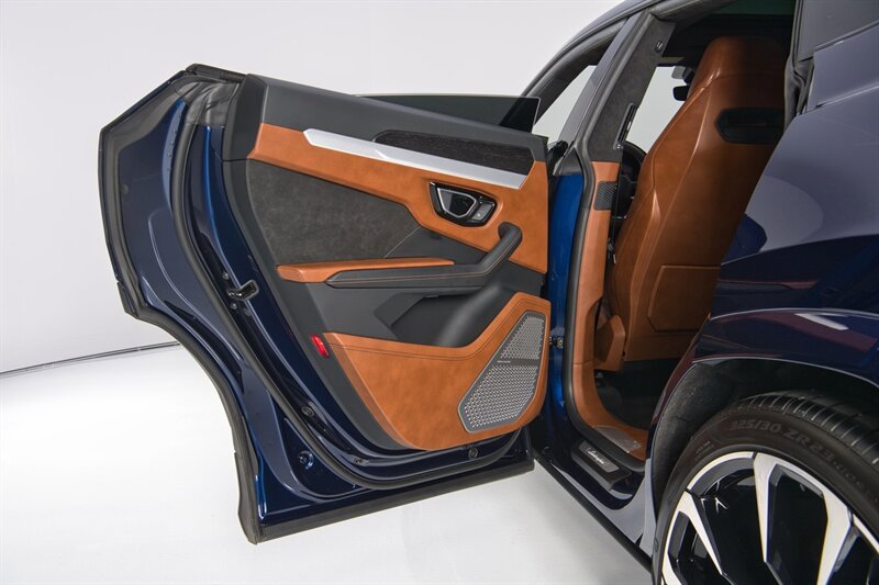 Used 2022 Lamborghini Urus AWD/4WD image 35