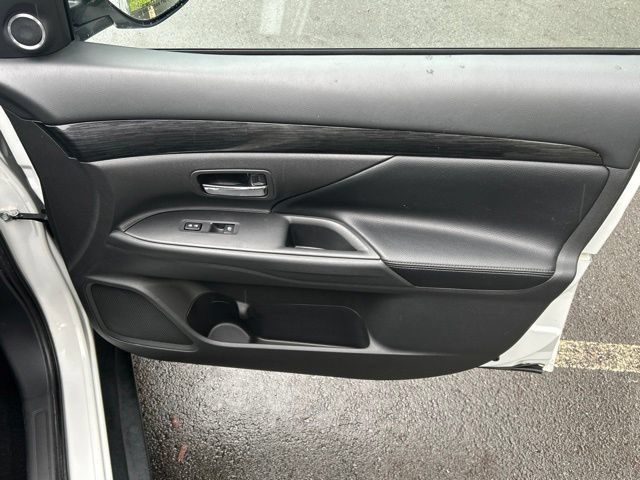 Used 2016 Mitsubishi Outlander GT AWD/4WD image 26