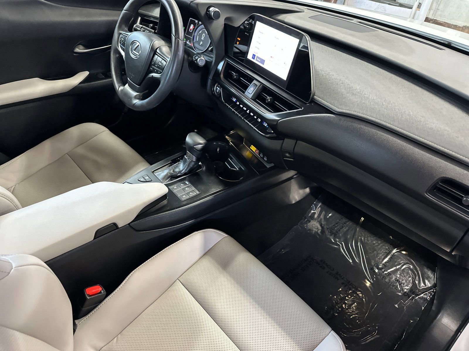 Used 2023 Lexus UX 250h F Sport w/ Accessory Package (Z2) image 18