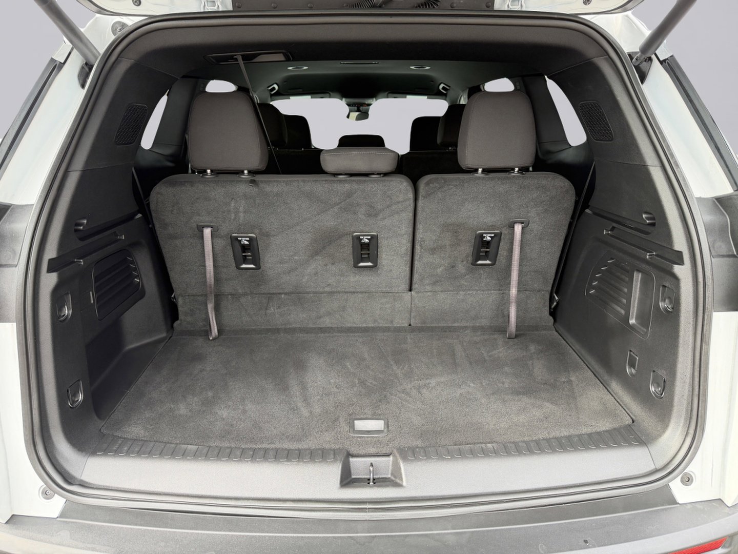 Used 2025 GMC Acadia Elevation image 13