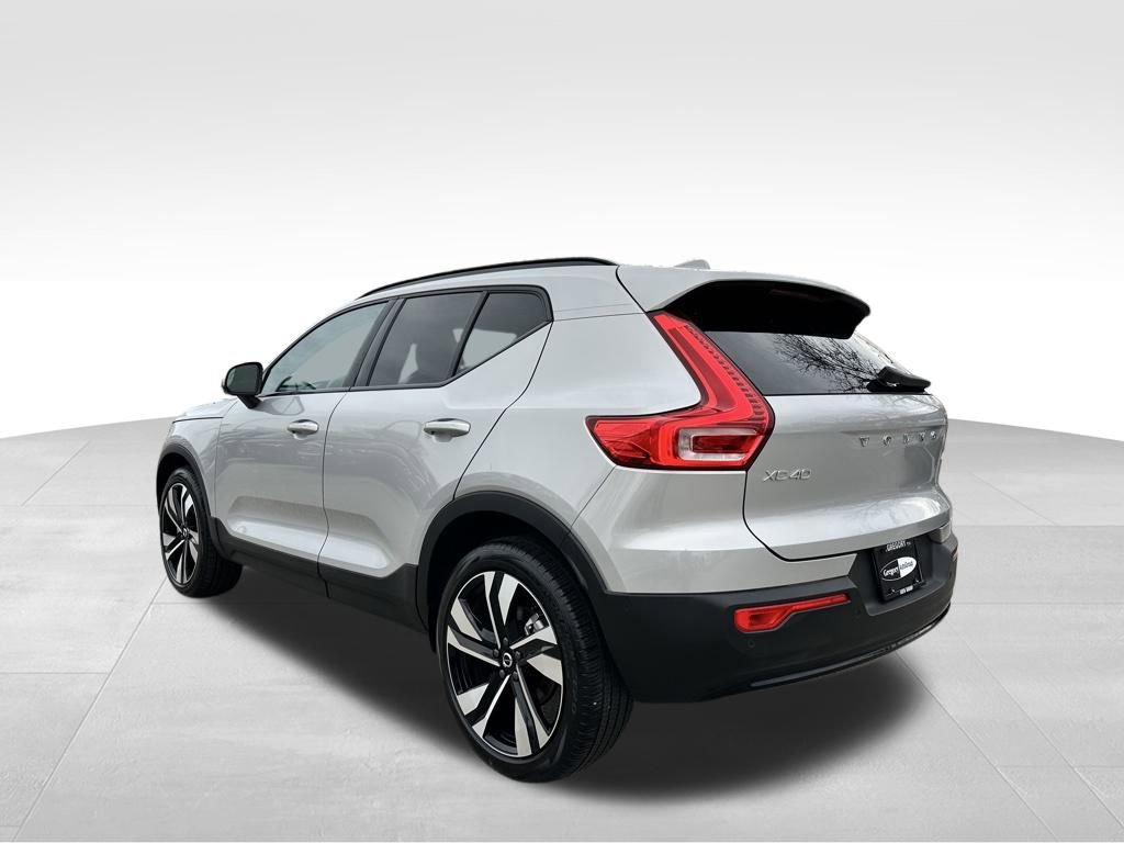 Used 2025 Volvo XC40 B5 Plus image 9