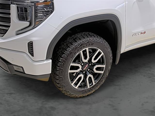 Used 2024 GMC Sierra 1500 AT4 w/ Technology Package AWD/4WD image 9