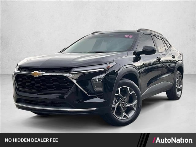 Used 2025 Chevrolet Trax LT FWD image 1