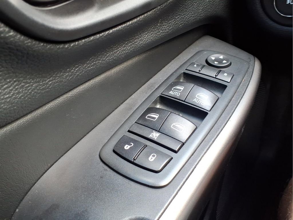 Used 2020 Jeep Cherokee Latitude Plus image 25