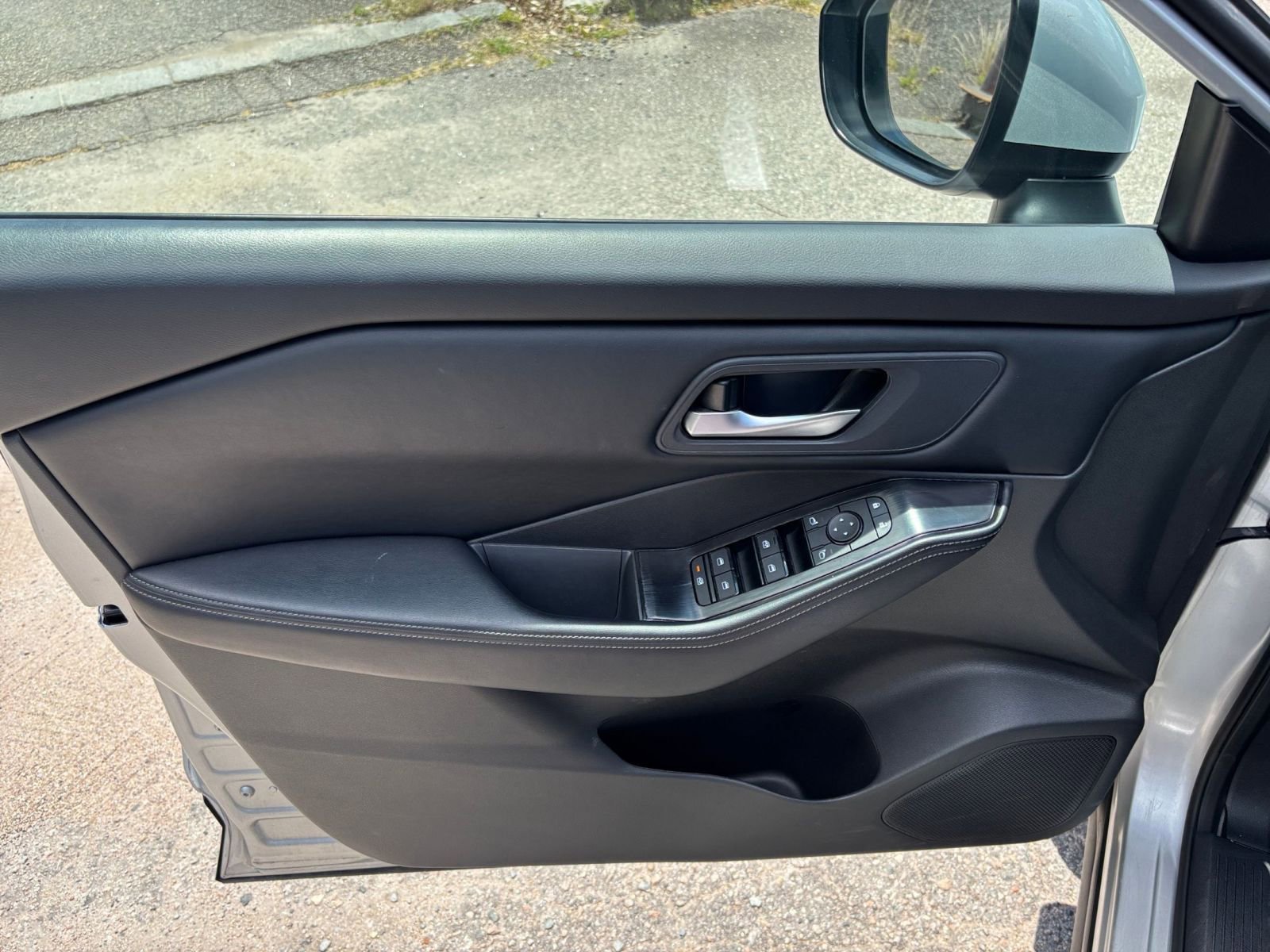 Used 2025 Nissan Rogue SV AWD/4WD image 18