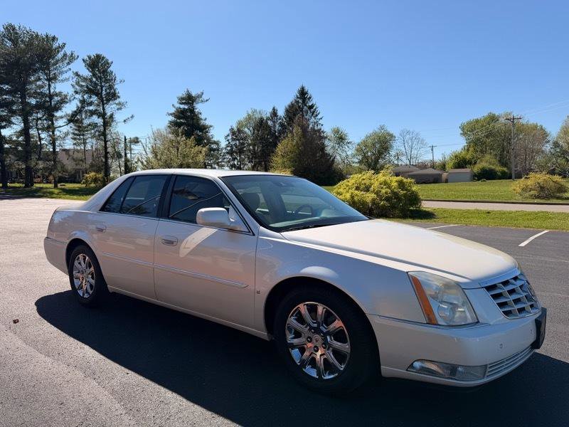 Used 2009 Cadillac DTS Luxury I w/ Sun And Navigation Package FWD image 4
