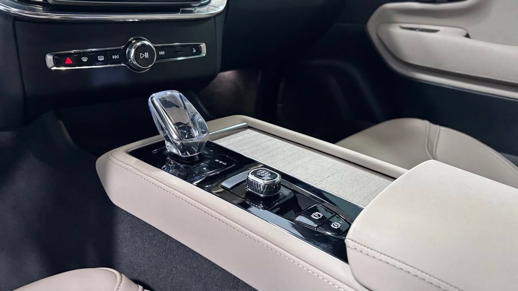 Certified 2025 Volvo XC90 B5 Plus AWD/4WD image 15