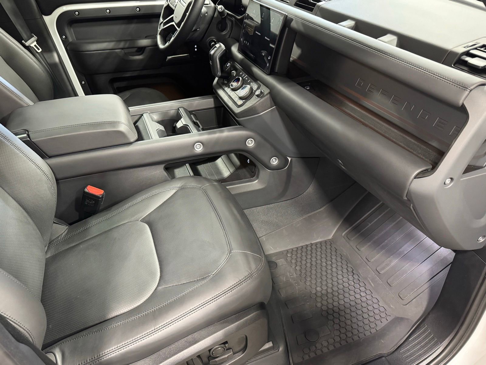 Used 2025 Land Rover Defender 110 X-Dynamic SE image 36