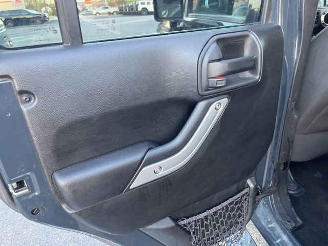 Used 2016 Jeep Wrangler Unlimited Rubicon w/ Connectivity Group AWD/4WD image 11