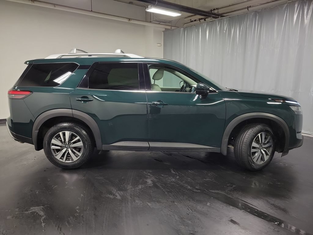 Used 2024 Nissan Pathfinder SL w/ Black Appearance Package FWD image 9