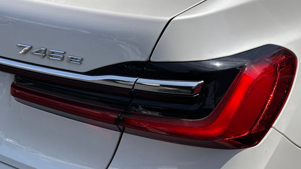 Used 2020 BMW 745e xDrive AWD/4WD image 9