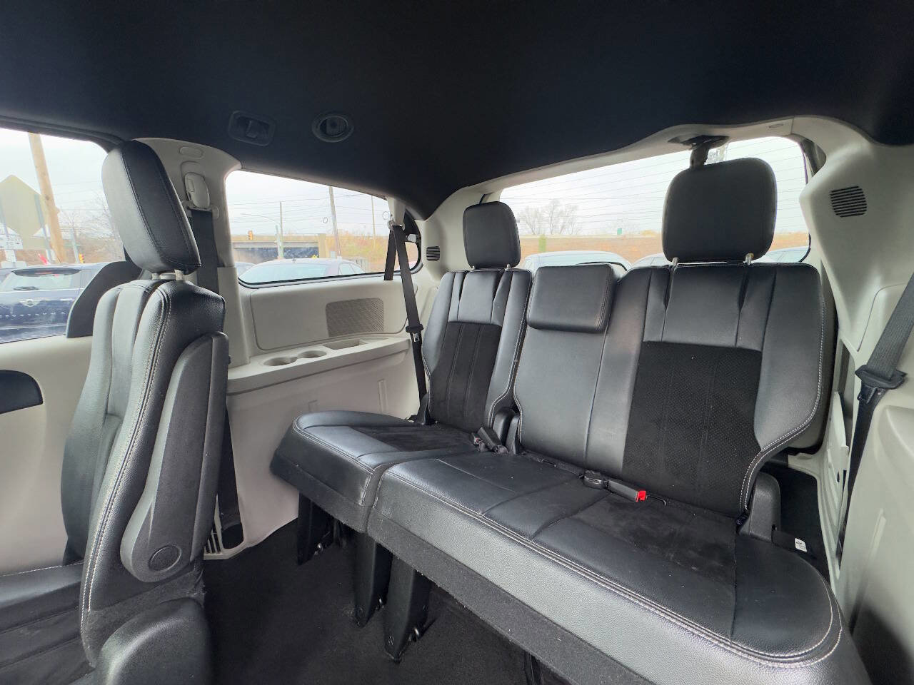Used 2018 Dodge Grand Caravan SXT image 12