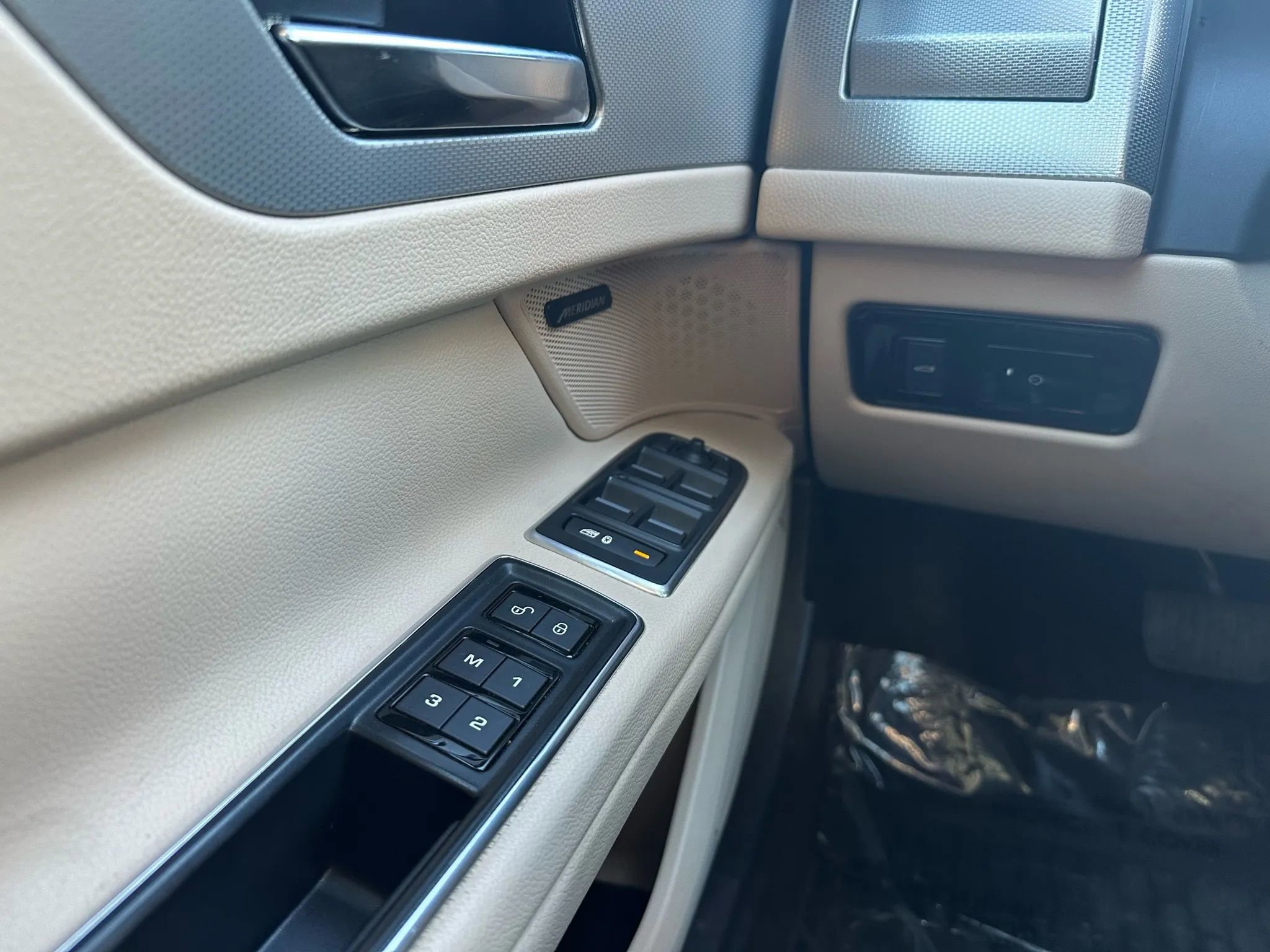 Used 2017 Jaguar XF Premium image 37