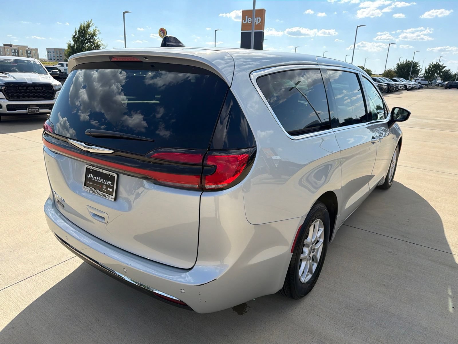 Used 2024 Chrysler Pacifica Touring-L FWD image 5