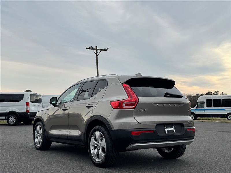Used 2022 Volvo XC40 T4 Momentum FWD image 11