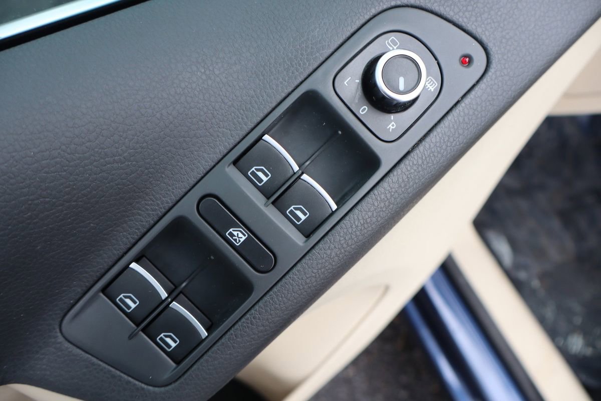 Used 2011 Volkswagen Tiguan SEL AWD/4WD image 27