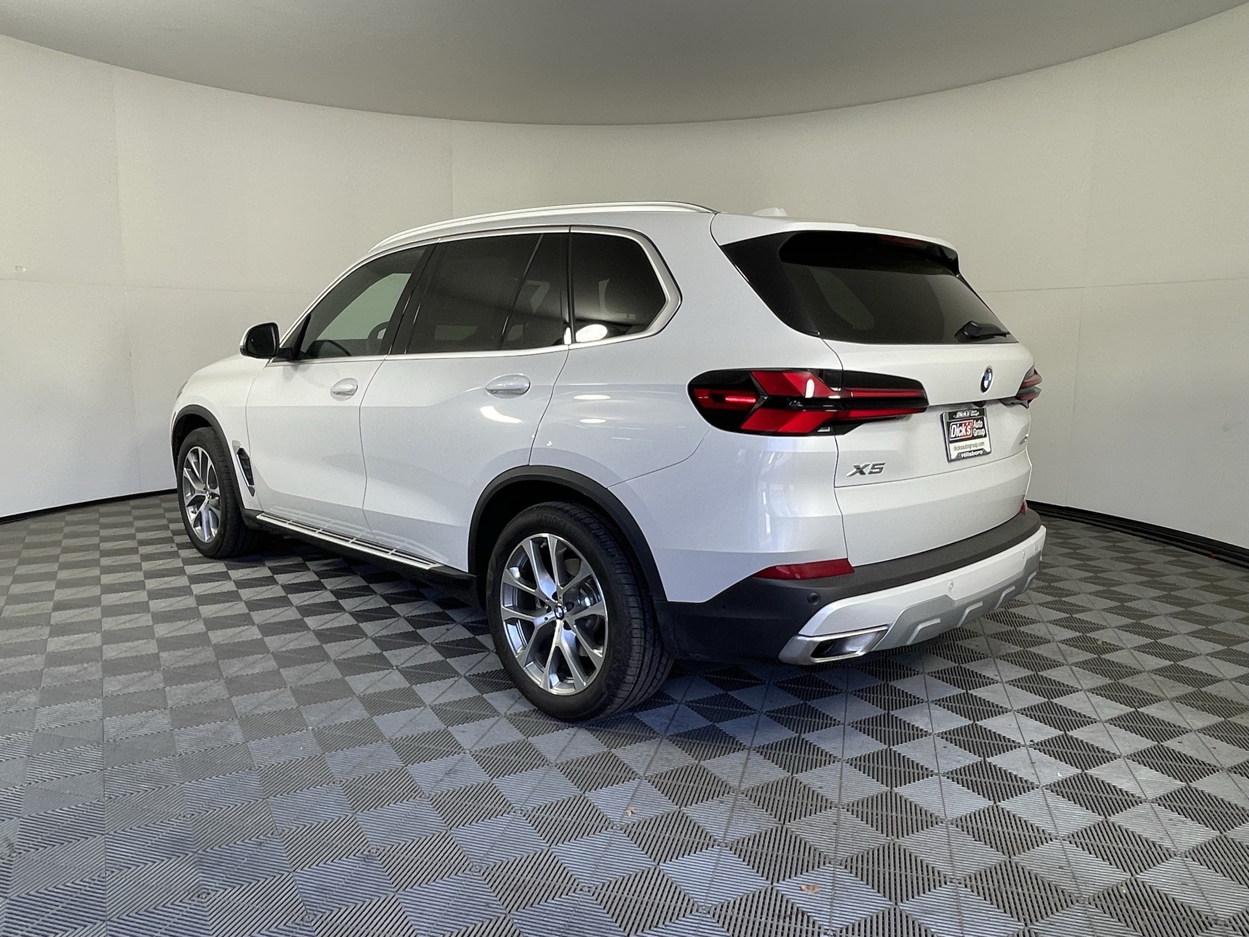 Used 2026 BMW X5 xDrive40i w/ Premium Package AWD/4WD image 3