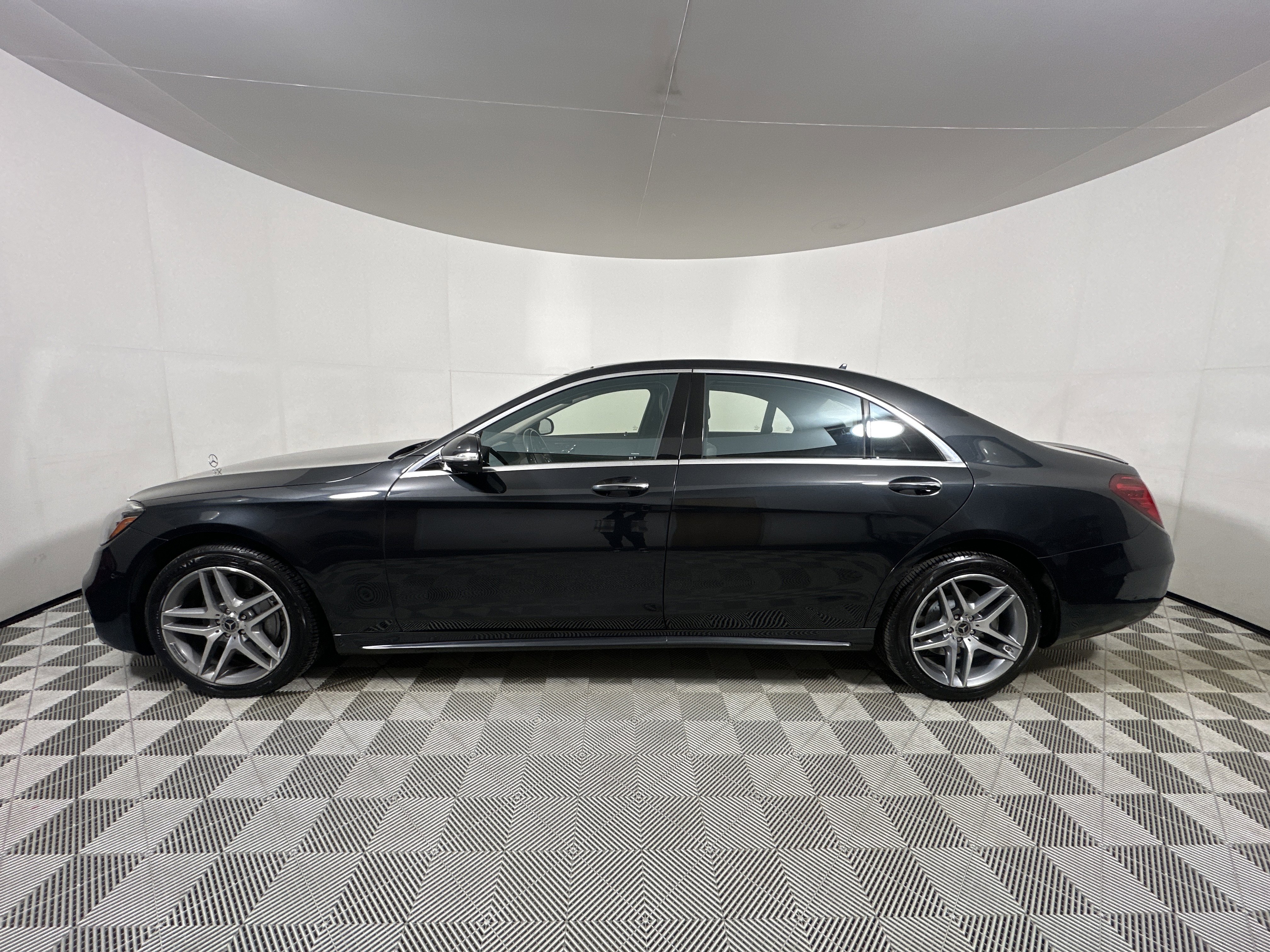 Used 2020 Mercedes-Benz S 560 4MATIC Sedan image 4