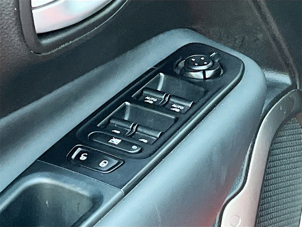 Used 2023 Jeep Renegade Latitude w/ Premium Group image 18