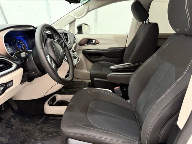 Used 2023 Chrysler Voyager LX image 13